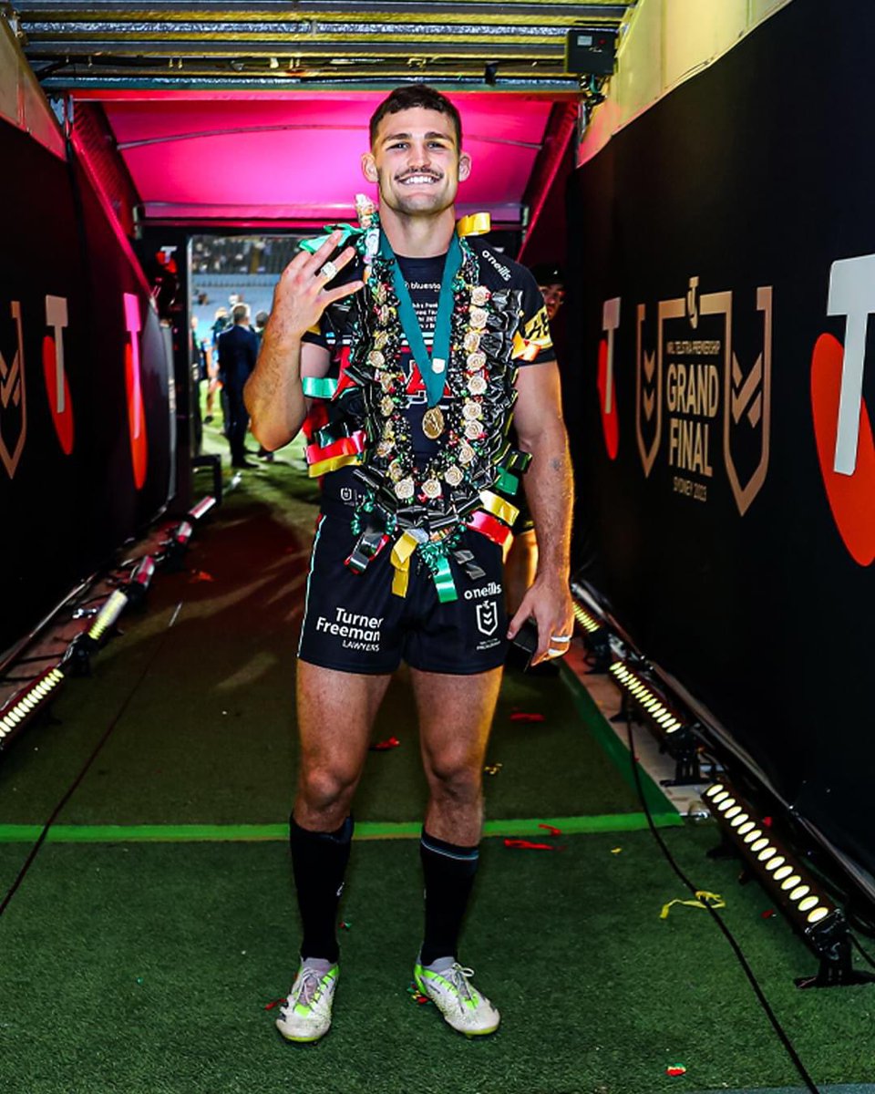 _ccleary's tweet photo. 26-24 in a comeback game against the Broncos to make it a history making 3Peat and my boy being awarded with the Clive Churchill medal, well deserved after a match winning performance 

21 22 23
SIMPLY THE BEST! https://t.co/R4jTnQbODt
