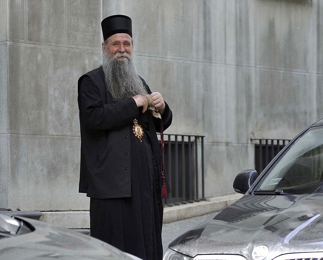Ено какав је -
Бог га украсио
Увијек му с лица
Нека милина пјева
Не треба ништа ни да збори
Само да га људи гледају
А нељуди пљују 
И за њим урлају

Милутин Мићовић