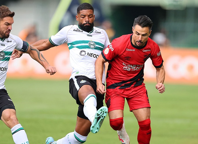 Athletico-PR perde o clássico para o Coritiba e não ultrapassa o Flamengo na tabela - tinyurl.com/55r76t6s