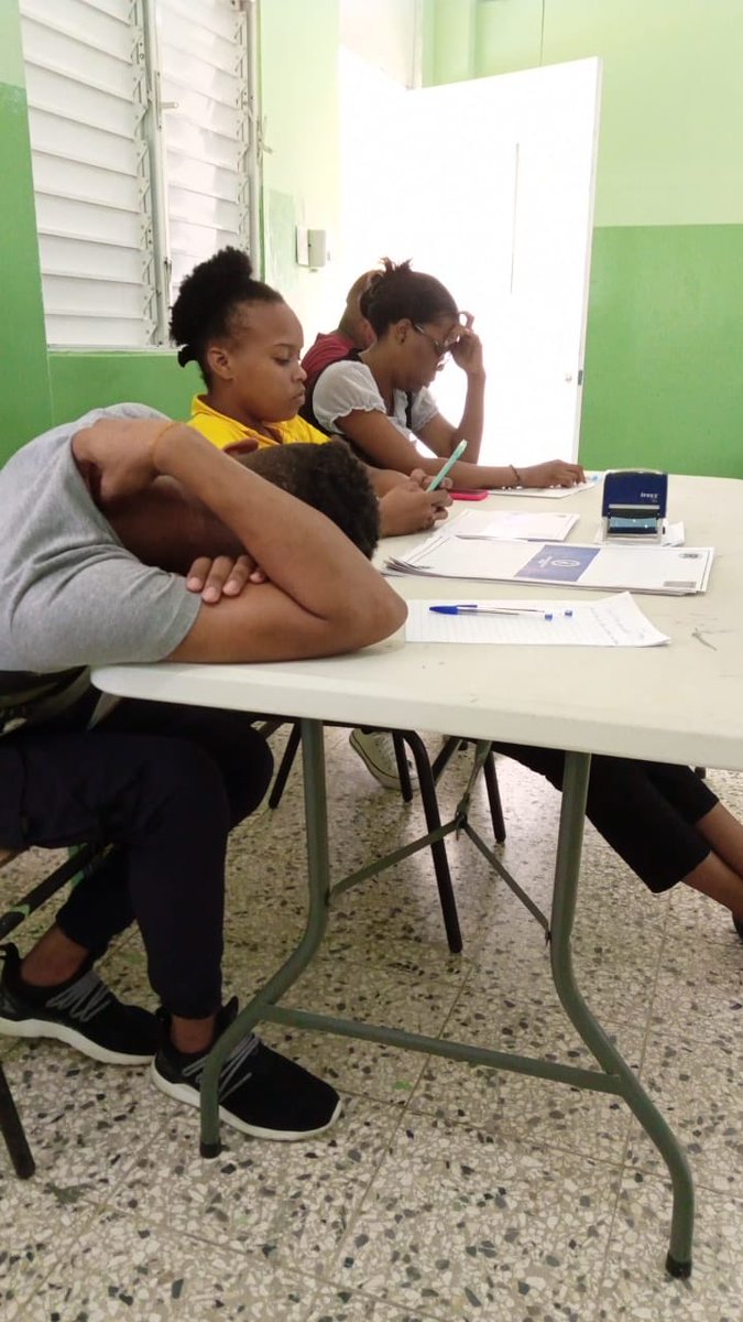 Una mesa de votación del PRM, agotados de no hacer nada….!!!