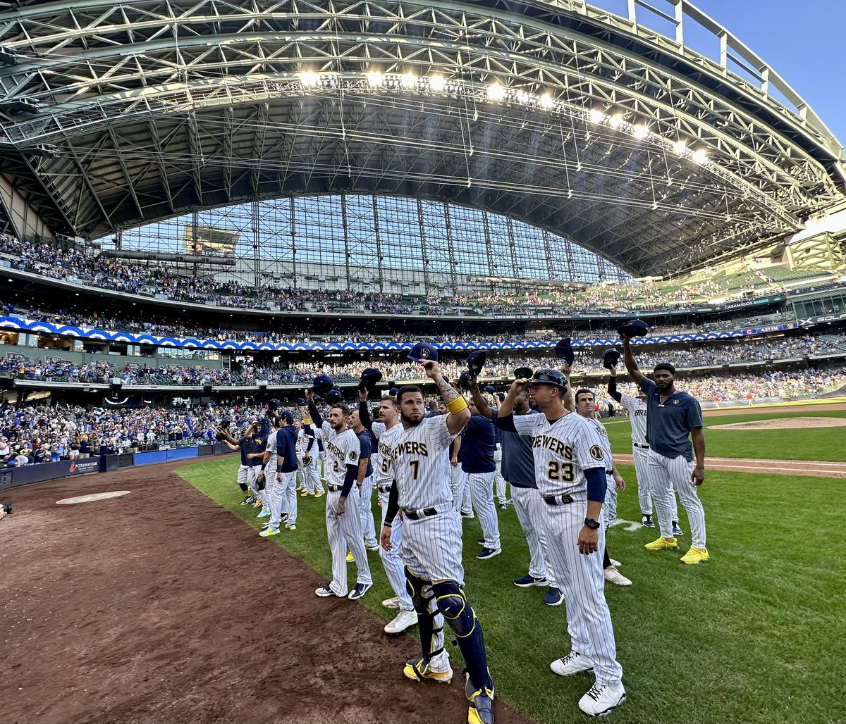 SophiaMinnaert's tweet photo. 92-70. 
NL Central champions. 
🧢 to 162! https://t.co/mUnwT0FCRK