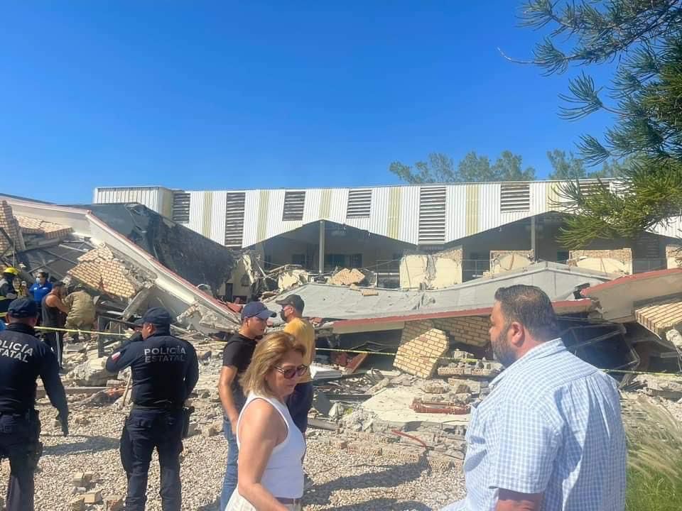 PorEstoOnline's tweet photo. #Atención 🚨 I Colapsa una iglesia en Ciudad Madero, Tamaulipas; se estiman 100 lesionados y 50 atrapados, entre ellos niños ⛪😰

El techo de la Iglesia de Santa Cruz, ubicada en Ciudad Madero, Tamaulipas, colapsó en momentos que se oficiaba la misa

Fotos: Redes sociales https://t.co/DndSlzs2VW