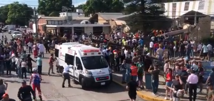 PorEstoOnline's tweet photo. #Atención 🚨 I Colapsa una iglesia en Ciudad Madero, Tamaulipas; se estiman 100 lesionados y 50 atrapados, entre ellos niños ⛪😰

El techo de la Iglesia de Santa Cruz, ubicada en Ciudad Madero, Tamaulipas, colapsó en momentos que se oficiaba la misa

Fotos: Redes sociales https://t.co/DndSlzs2VW