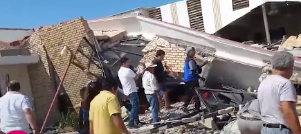 PorEstoOnline's tweet photo. #Atención 🚨 I Colapsa una iglesia en Ciudad Madero, Tamaulipas; se estiman 100 lesionados y 50 atrapados, entre ellos niños ⛪😰

El techo de la Iglesia de Santa Cruz, ubicada en Ciudad Madero, Tamaulipas, colapsó en momentos que se oficiaba la misa

Fotos: Redes sociales https://t.co/DndSlzs2VW