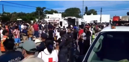 PorEstoOnline's tweet photo. #Atención 🚨 I Colapsa una iglesia en Ciudad Madero, Tamaulipas; se estiman 100 lesionados y 50 atrapados, entre ellos niños ⛪😰

El techo de la Iglesia de Santa Cruz, ubicada en Ciudad Madero, Tamaulipas, colapsó en momentos que se oficiaba la misa

Fotos: Redes sociales https://t.co/DndSlzs2VW