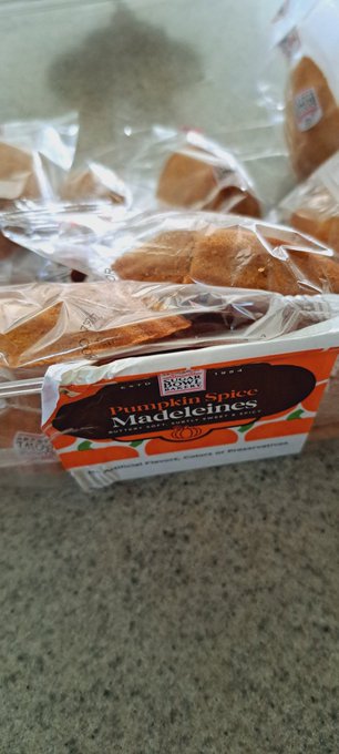 Been eating these all day .I'll be dreaming about Halloween pumpkin spice 🎃 😆  ♡ from Costco , yesterday<a href="/tag/food"class="tags"><span>#food</span></a>