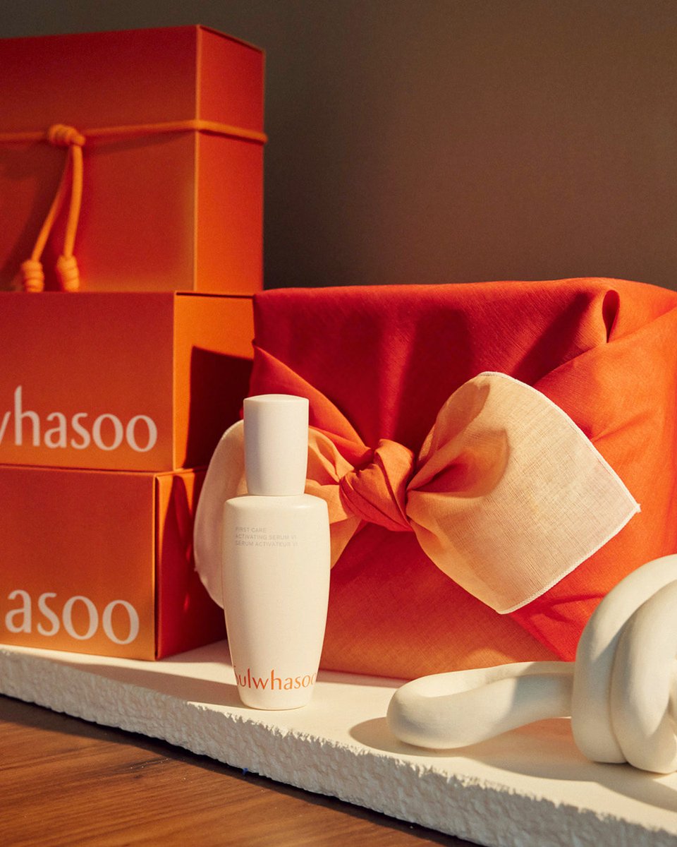 SulwhasooUS's tweet photo. Share with your loved ones a special gift set from Sulwhasoo

Our special Jihambo is sure to leave unforgettable memories for loved ones receiving this precious gift.

#Sulwhasoo #jihambo #Holidaygiftset https://t.co/qlwz5I09bP