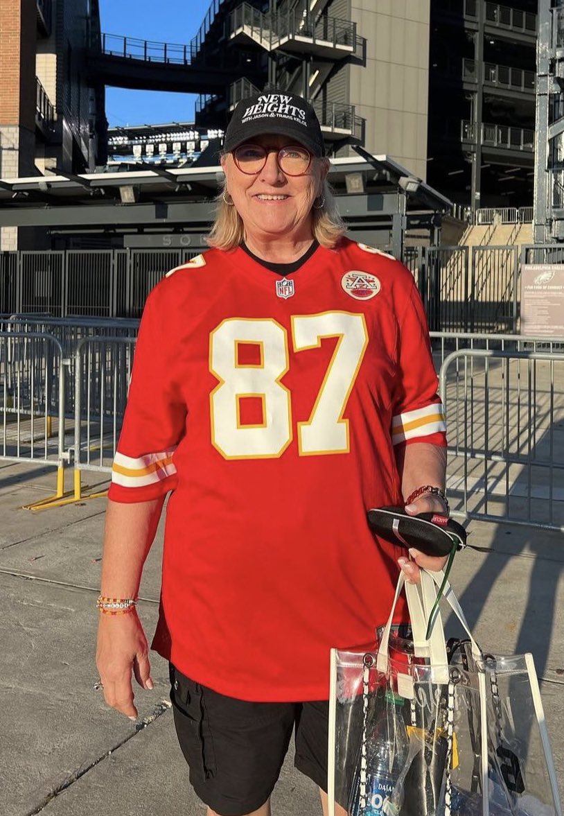 babyouremyqueen's tweet photo. mama kelce changing up the colour of her glasses and her friendship bracelets for each team? a fucking icon https://t.co/WHiGPzNG1v