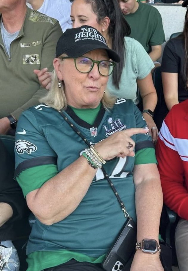 babyouremyqueen's tweet photo. mama kelce changing up the colour of her glasses and her friendship bracelets for each team? a fucking icon https://t.co/WHiGPzNG1v