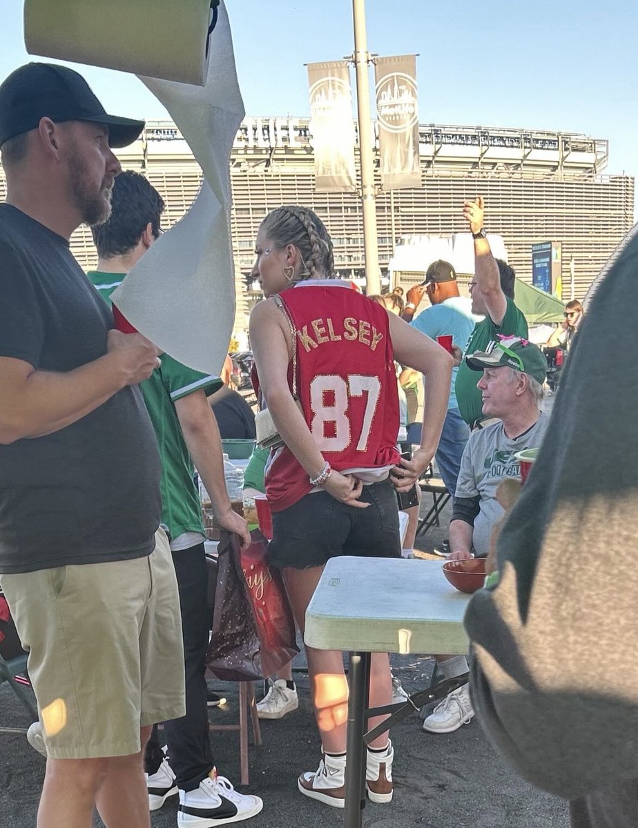 Taylor Swift fans gotta work on their Travis Kelce merch