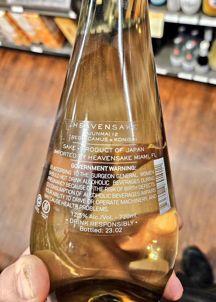 It's sake day! I'm going to enjoy a whole bunch of new sake today while I relax on this chill day! I hope some of you who haven't tried or rarely try sake, do.

Remember: lite hangovers! It pairs well with literally all kinds of food. I'm going to have sake and pizza.

🍶💙😍😋🍶