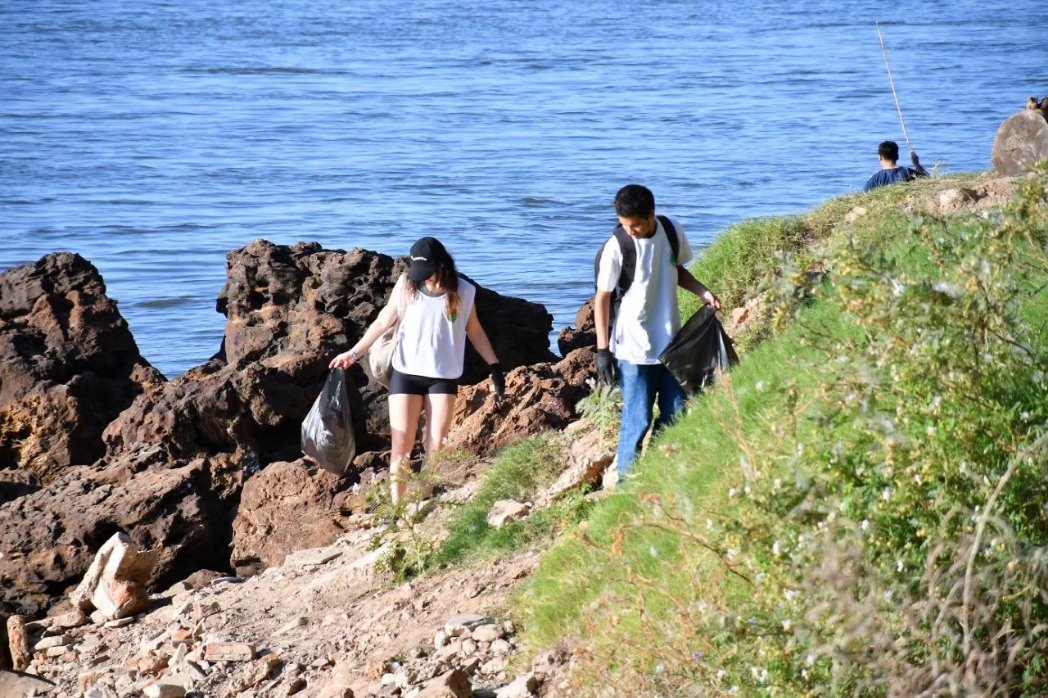 municorrientes's tweet photo. Nos sumamos a la 'Jornada de Limpieza' organizada por el @CtesRotary  ♻️ Con la consigna 'Colaborando por una Ciudad sana para tener una vida sana' juntamos residuos en Punta Tacuara 🙌🏼 https://t.co/bJzJ7V3gpx