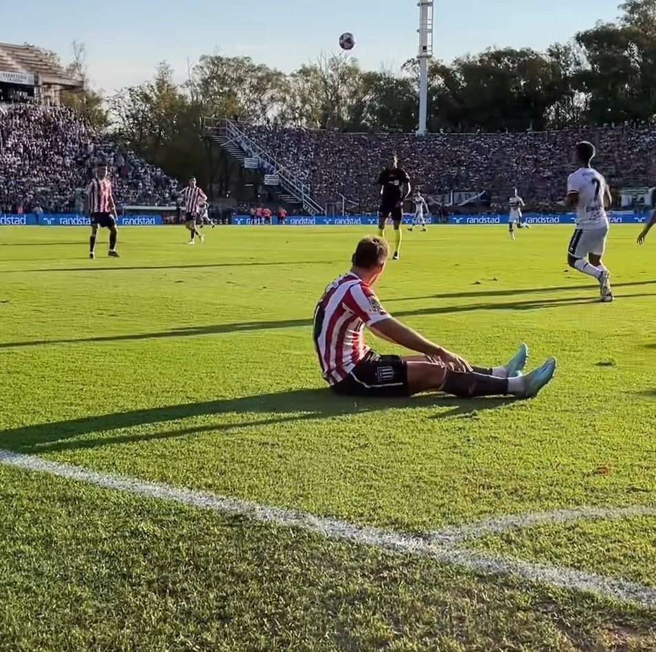 NeyTripero's tweet photo. Jugaba en su cancha, con toda su gente, recibimiento, humo, banderas, papelitos.

Le dieron corners, tiro libres todo el partido y aun así el pequeño Rollheiser se cagó de nuevo en el clásico. 

Una lástima, la próxima será Ben querido. https://t.co/WOSyD3c96A