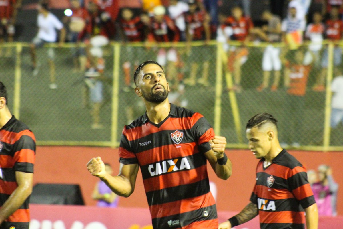 Vitória 3 x 1 Ponte Preta - 02/08/2017

Um garoto de 13 anos apaixonado por futebol, viu a atuação daquele que seria uma grande inspiração para ele, Sem duvidas, 2017, me lembro de <a href="/santitv99/">Santiago Tréllez Vivero</a> e de tudo que fez! Ali se tornava um grande ídolo no futebol para mim! Bem vindos a pag