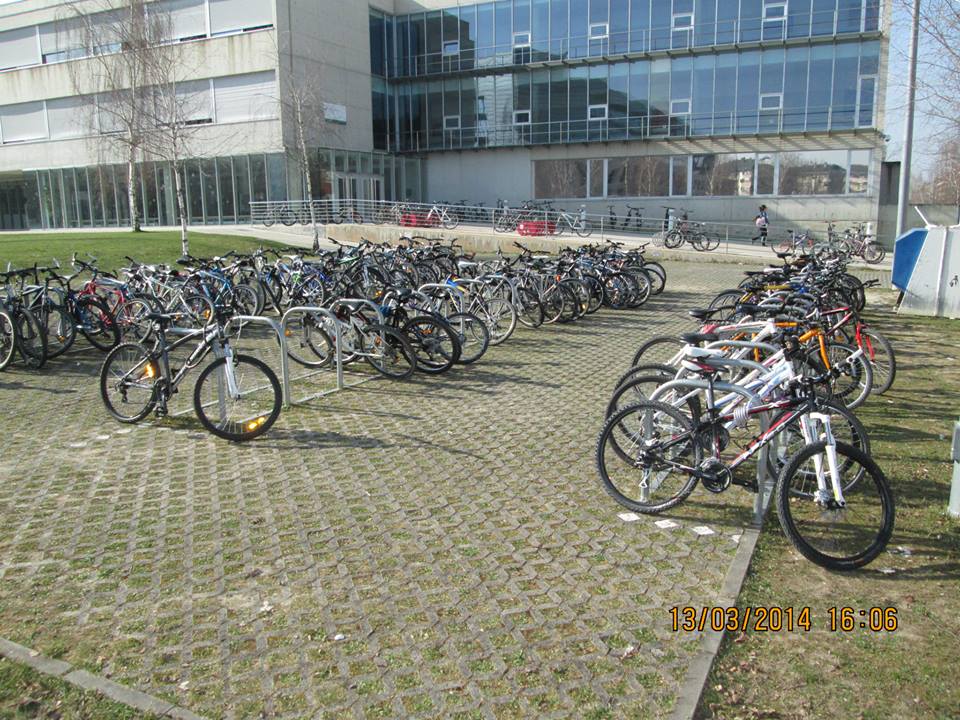 CirculaenBici's tweet image. ¿Por qué los estudiantes de Vitoria se desplazan en bici de forma autónoma?
✅ infraestructura ciclista protegida😍