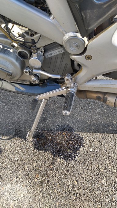 ちょ、ガソリン!
ビビるなぁ。
入れすぎで垂れてるみたい。 