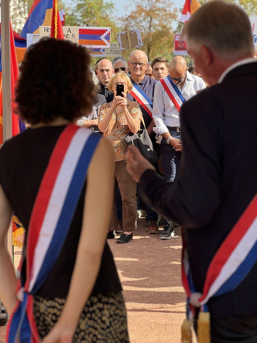 sarah_tanzilli's tweet photo. À Lyon, lors de la manifestation de soutien aux Arméniens de l'Artsakh, j'ai appelé à :
📌 Donner à l'Arménie les moyens militaires de se défendre
📌Sanctionner le clan Aliyev
📌 Dénoncer les contrats de gaz conclus par la Commission européenne avec Bakou https://t.co/n6oABc22Nr