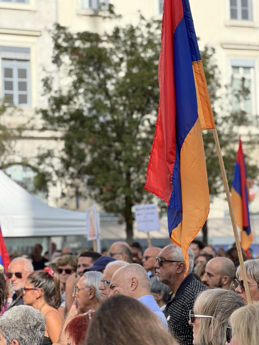 sarah_tanzilli's tweet photo. À Lyon, lors de la manifestation de soutien aux Arméniens de l'Artsakh, j'ai appelé à :
📌 Donner à l'Arménie les moyens militaires de se défendre
📌Sanctionner le clan Aliyev
📌 Dénoncer les contrats de gaz conclus par la Commission européenne avec Bakou https://t.co/n6oABc22Nr