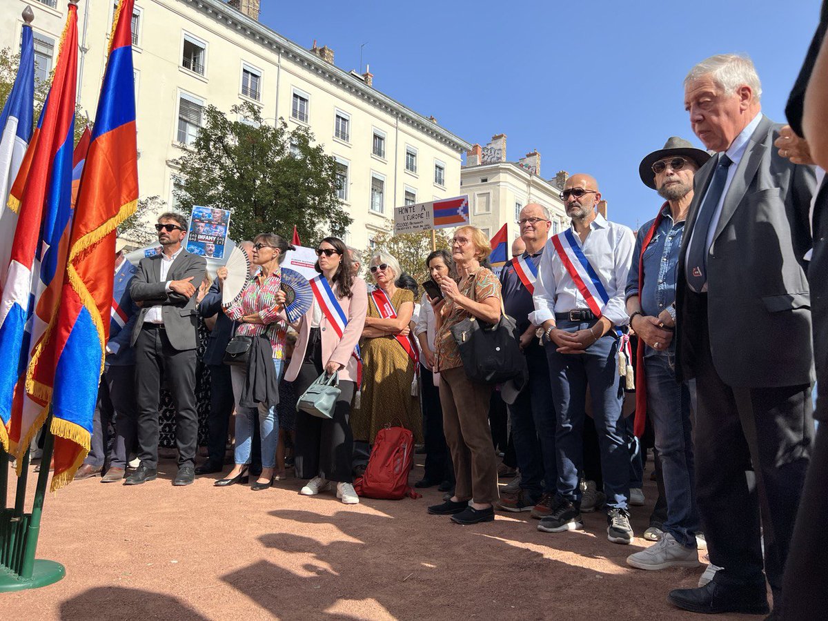 sarah_tanzilli's tweet photo. À Lyon, lors de la manifestation de soutien aux Arméniens de l'Artsakh, j'ai appelé à :
📌 Donner à l'Arménie les moyens militaires de se défendre
📌Sanctionner le clan Aliyev
📌 Dénoncer les contrats de gaz conclus par la Commission européenne avec Bakou https://t.co/n6oABc22Nr