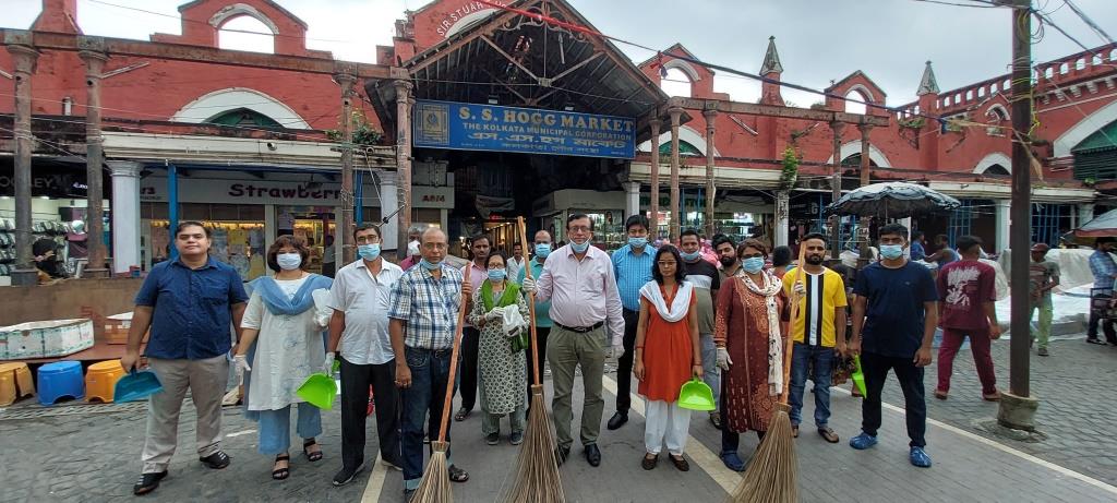 ICMAICMA's tweet photo. Cleanliness drives by ICMAI under SHS-2023 at Simpark Mall and S.S. Hog Market, Kolkata and its nearby areas on 1st October, 2023.
@SwachhBharatGov @swachhbharat @PMOIndia https://t.co/sOHAltoIHQ