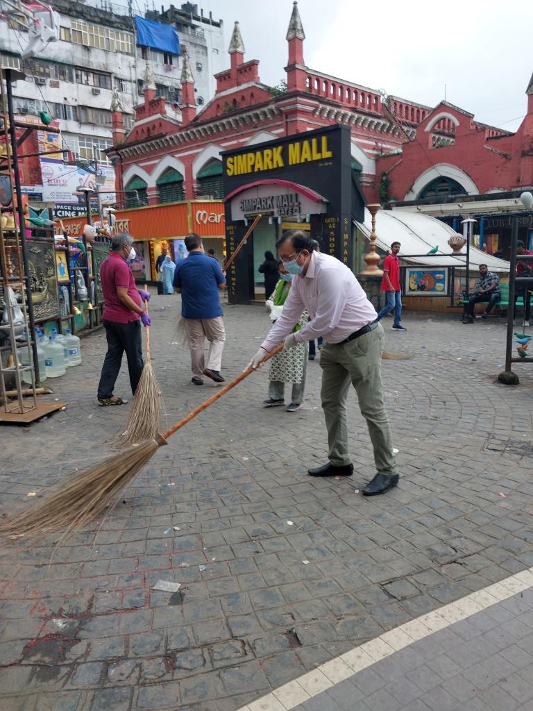 ICMAICMA's tweet photo. Cleanliness drives by ICMAI under SHS-2023 at Simpark Mall and S.S. Hog Market, Kolkata and its nearby areas on 1st October, 2023.
@SwachhBharatGov @swachhbharat @PMOIndia https://t.co/sOHAltoIHQ