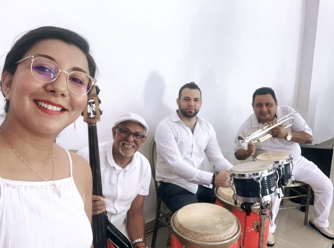isecarrasco's tweet photo. Al lado de puro caballo. De los que aprendo tanto y que me han ayudado a reconocer todo ese potencial musical que hay en mí, que no sabía que ahí estaba y que, ¡me encanta! 🙌🏾 https://t.co/PvZRSftV8K