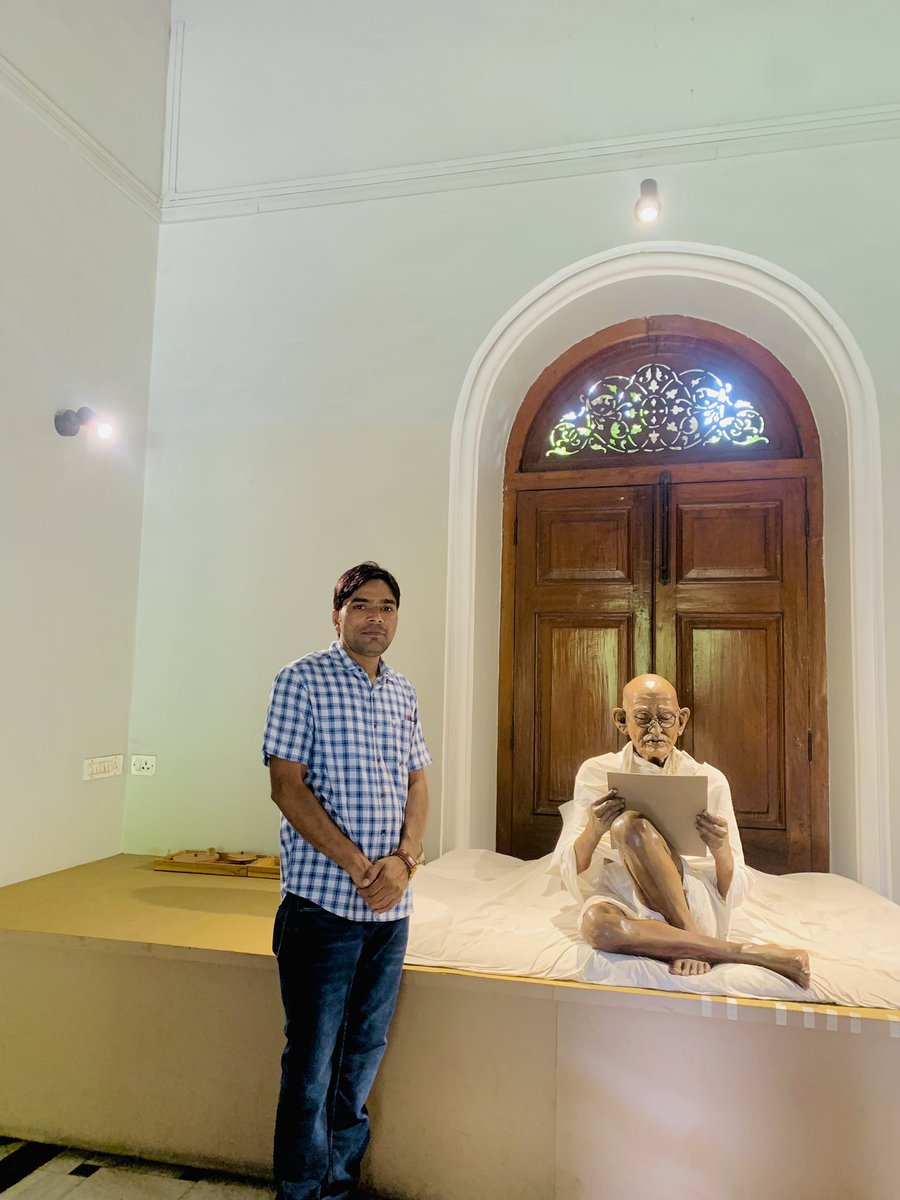 सत्य एवं अहिंसा के मार्ग पर चलकर अंग्रेजी हुकूमत के खिलाफ देशवासियों को आजादी के लिए प्रेरित करने वाले राष्ट्रपिता महात्मा गांधी जी की जयंती पर उन्हें कोटि-कोटि नमन।
बापू के सिद्धांतों और विचारों ने सम्पूर्ण विश्व को नई राह दिखाई है।💐
#GandhiJayanti2023
