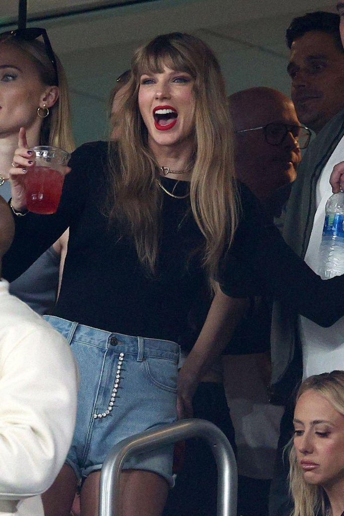 H4NDSTANDD's tweet photo. she looks so cute #FootballsTaylorVersion https://t.co/z1zUMycIHr