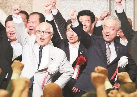 GICHOGI's tweet photo. 武見厚労相：アルツハイマー病新薬「レカネマブ」保険適用検討の考え。医療費は1人あたり年間390万円。

年収５００万で手取り３９０万です。年収５００万の現役世代が必死で働いたお金が後期高齢者のために消滅します。日本の平均年収を考えればとんでもない額です。

しかもレカネマブは半年～１年ほど認知症の進行を１０～３０％遅らせるだけの薬です。これを保険適用し出産は保険適用しません。

高齢世代の手厚すぎる社会保障。
現役世代の賃金の停滞。 
子供世代の貧困化。 
は一体の問題です。

ちなみに下記は医師会会長と武見大臣、他にも製薬産業政治連盟からも推薦状を貰っています。これが岸田政権の実態です。

左：武見敬三　厚労大臣
右：尾崎治夫　東京都医師会会長