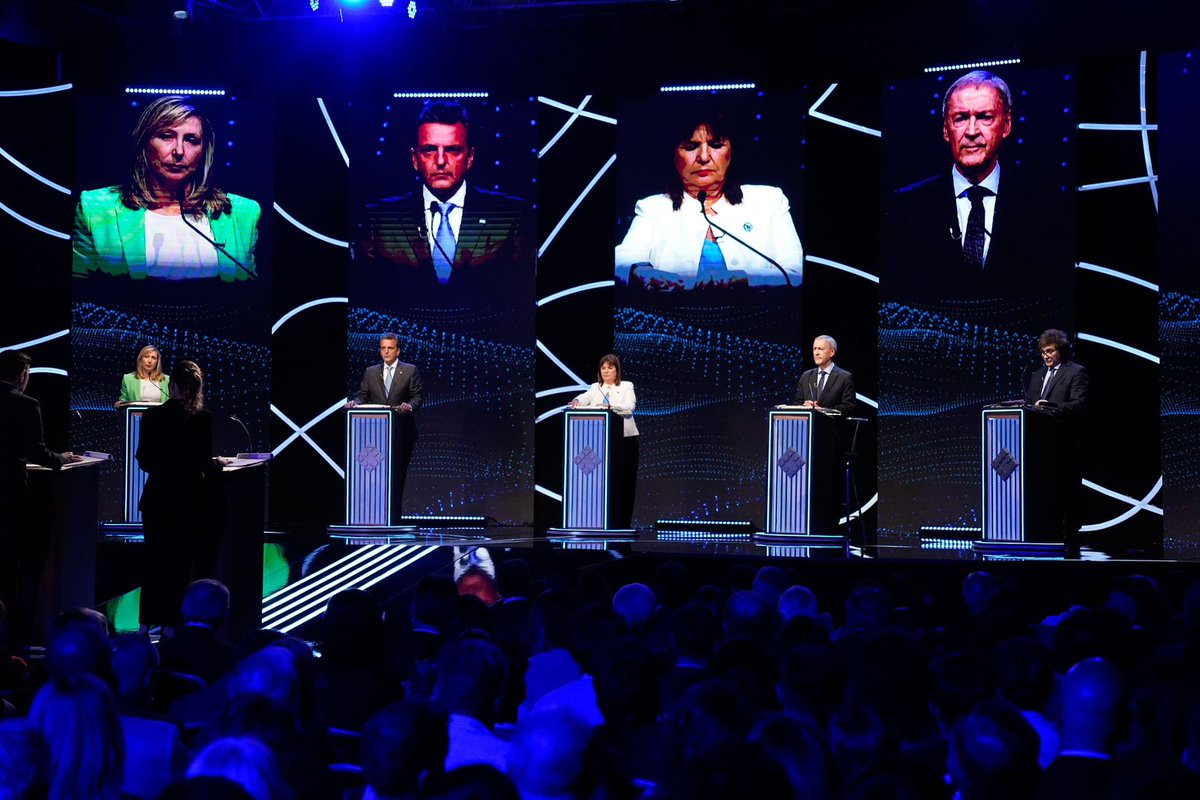 QuintelaRicardo's tweet photo. Acabamos de presenciar el #Debate2023 con los candidatos y candidatas exponiendo sus propuestas y discutiendo las ideas para la Argentina que se viene. Sin dudas, reafirmamos nuestro compromiso con @SergioMassa quien fue el más claro y seguro con el proyecto que incluye a todos y a todas defendiendo y garantizando los derechos de los argentinos y argentinas.
No debemos dar lugar a ideas que significan recortes, ajustes y quita de derechos, ni mucho menos, a las ideas que niegan nuestra historia oscura que es la que nos impulsa a seguir luchando por la Memoria, la Verdad y la Justicia; pero también por los otros derechos humanos por los que venimos trabajando como la Salud, la Educación pública y el trabajo digno.
Estos espacios para debatir nos permiten conocer más de las propuestas y de las ideas de quienes nos quieren representar, por eso su importancia y necesidad. Seguiremos apoyando a Sergio Massa con nuestro compromiso para un trabajo en conjunto con sus propuestas con unidad nacional y federalismo para una Argentina mejor para todos y todas. Vamos a las urnas con esperanza.

#MassaPresidente