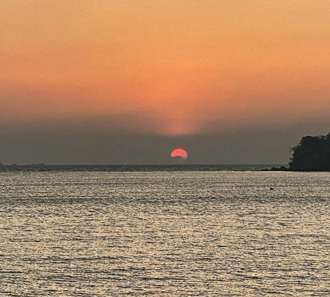 Beach sunsets any takers😍😍 This is an old one....but a timeless classic...was taken during a vacay in Goa!!! #SundaySunsets @FitLifeTravel @LiveaMemory @leisurelambie @PanoPhotos