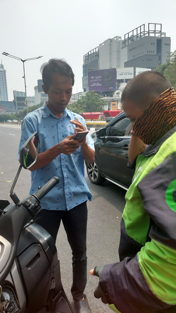 deen_diana's tweet photo. Berikut adalah foto sopir taksi dengan no UD2779 @Bluebirdgroup https://t.co/sSSruCUAvh