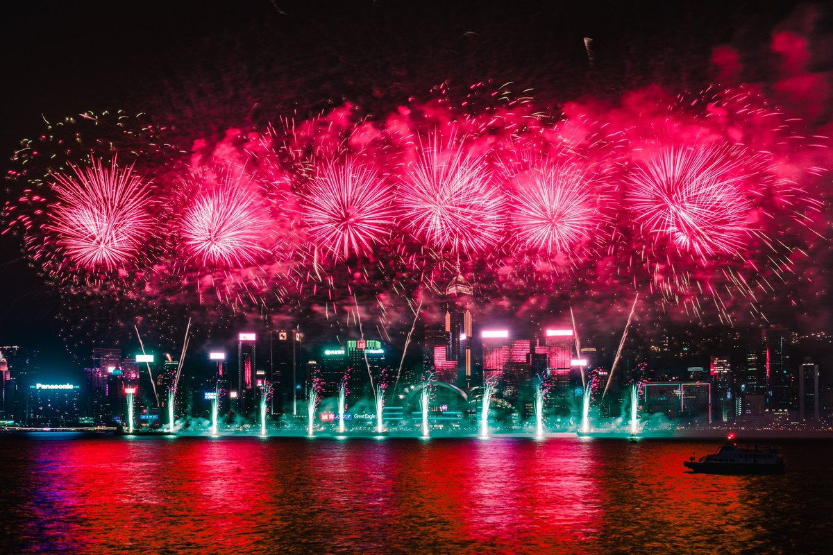 Relive the Spectacular National Day Fireworks Show with us!🎇🎆 The atmosphere yesterday was absolutely electric as crowds gathered along both sides of the Victoria Harbour to marvel at the stunning display.😍 For details, please visit: bit.ly/3tcsVZb