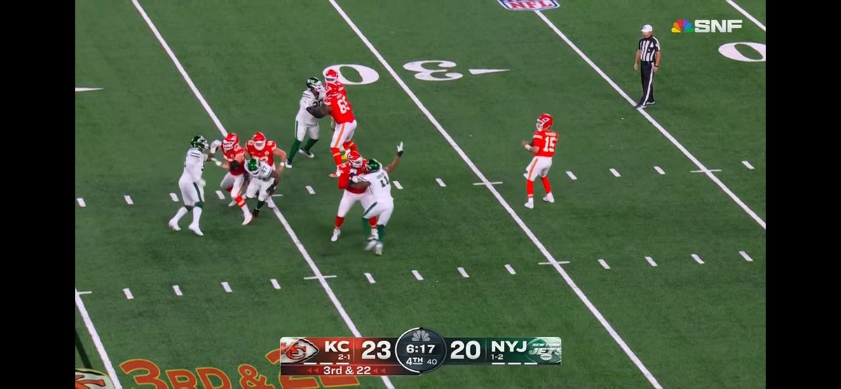 dfsBLE's tweet image. Crucial third down in the 4th quarter. How is this not holding? #ChiefsKingdom #TakeFlight 

@NFL