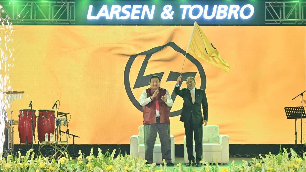pksuppcl's tweet photo. Junior Engineer to chairman of L&amp; T group of companies.... And retired at age of 81 Mr AM Naik and handover flag to Mr SN Subrahmanyan .  👏👏💐💐💐
@larsentoubro https://t.co/5RwBX5j70q