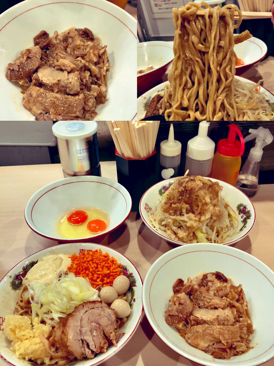 nakayamasimasi's tweet photo. ラーメン鷹の目@蒲田店
まぜそば（小）＋ほぐし豚×2＋生たまごW＋フォロワートッピング
全マシマシ

定期訪麺🍜
1杯のまぜそば食べに行ったら丼4個出てきた🍜🍜🍜🍜1杯がいっぱい🈵
ほぐし豚の食券2枚買ったら肉だけで1kg超え⚖️
鷹の目さんの1＋1は2じゃない🧮
これ全部で1400円💰コスパ鷹🦅 https://t.co/9F7unOBLM9