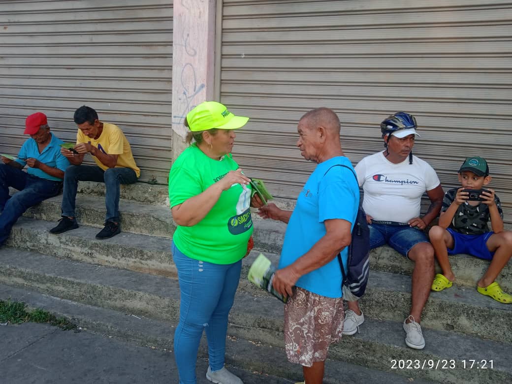 CopeiodcaGarcia's tweet photo. Volanteo realizado en el Municipio García, llevando el mensaje de nuestro candidato a la Primaria Roberto Enríquez! Un mensaje cargado de propuestas, optimismo y esperanza para todos los venezolanos!
¡Vamos todos con Roberto Enríquez!💚🇻🇪
#Primaria2023 #RobertoEnríquez #PlanHanke https://t.co/ODUgZ57t0g