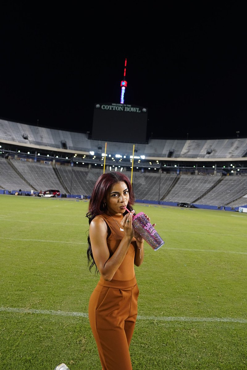 DomiWilliamsTV's tweet photo. October is all about me 'cause your turn should've been over 🥳💕✨ #MissOvO #BirthdayPost #HelloOctober #OctobersVeryOwn #LibraSeason https://t.co/KLWC3dU8jA