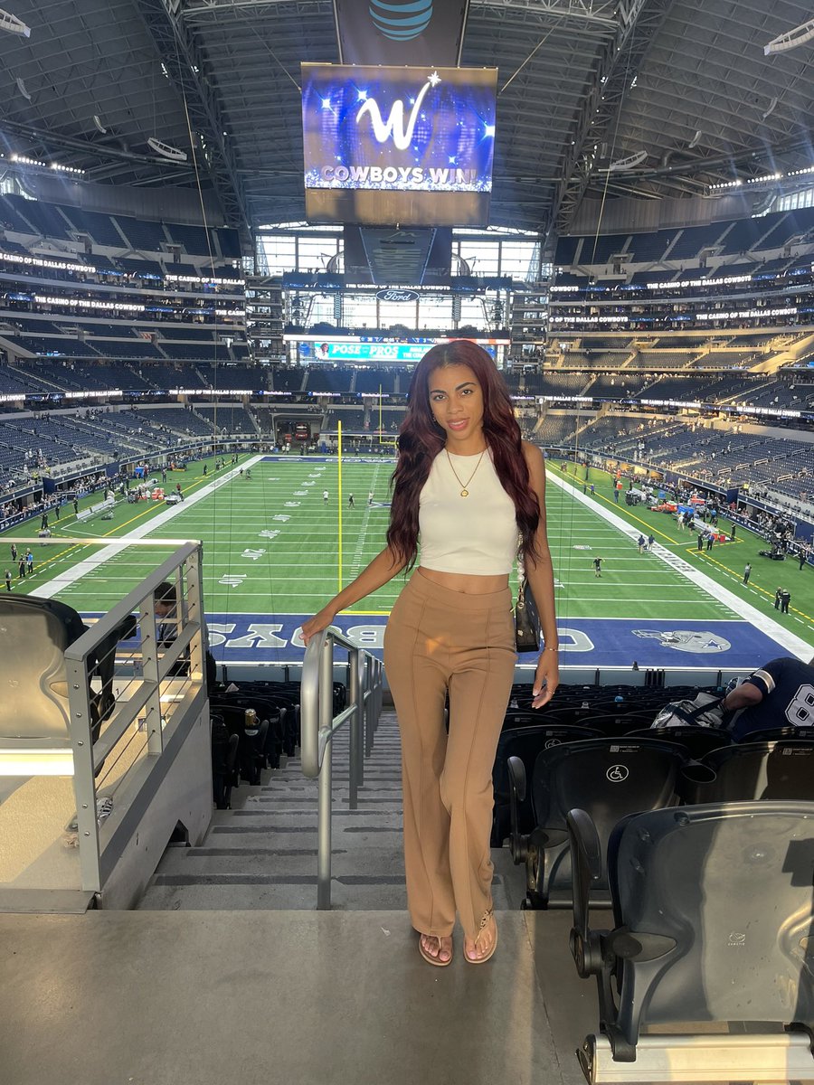 DomiWilliamsTV's tweet photo. October is all about me 'cause your turn should've been over 🥳💕✨ #MissOvO #BirthdayPost #HelloOctober #OctobersVeryOwn #LibraSeason https://t.co/KLWC3dU8jA