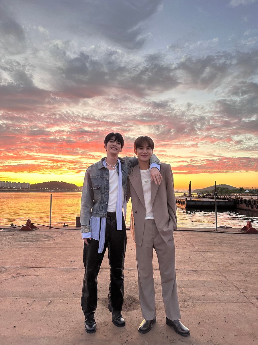 captainuwu's tweet photo. The background of the photo really makes it even more beautiful but just the overall vibe and atmosphere of this photo is really lovely 🥺❤ Jungwoo and Doyoung's eyes and smiles are heartwarming, this photo feels really warm >< lovable Sabujakz https://t.co/DTLMP0Xj9t