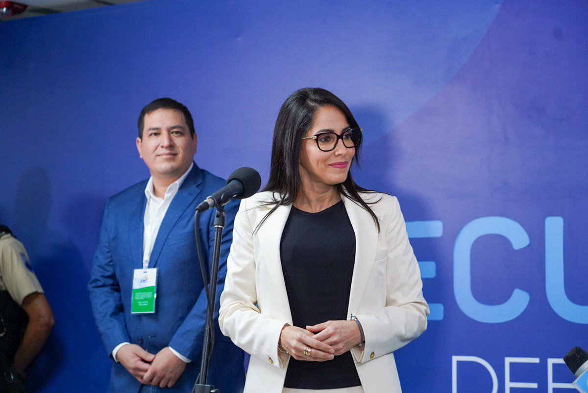 Leoorlandoa's tweet photo. Felicitaciones querida @LuisaGonzalezEc por tu impecable desempeño en el #Debate2023 en todos los ejes temáticos.

Nos sentimos orgullosos de que una mujer valiente, inteligente y de convicciones, represente tan bien a los manabitas y a la Revolución Ciudadana @RC5Oficial @MashiRafael 

Hoy ganamos todos los ecuatorianos con Luisa Presidenta💪🏽
