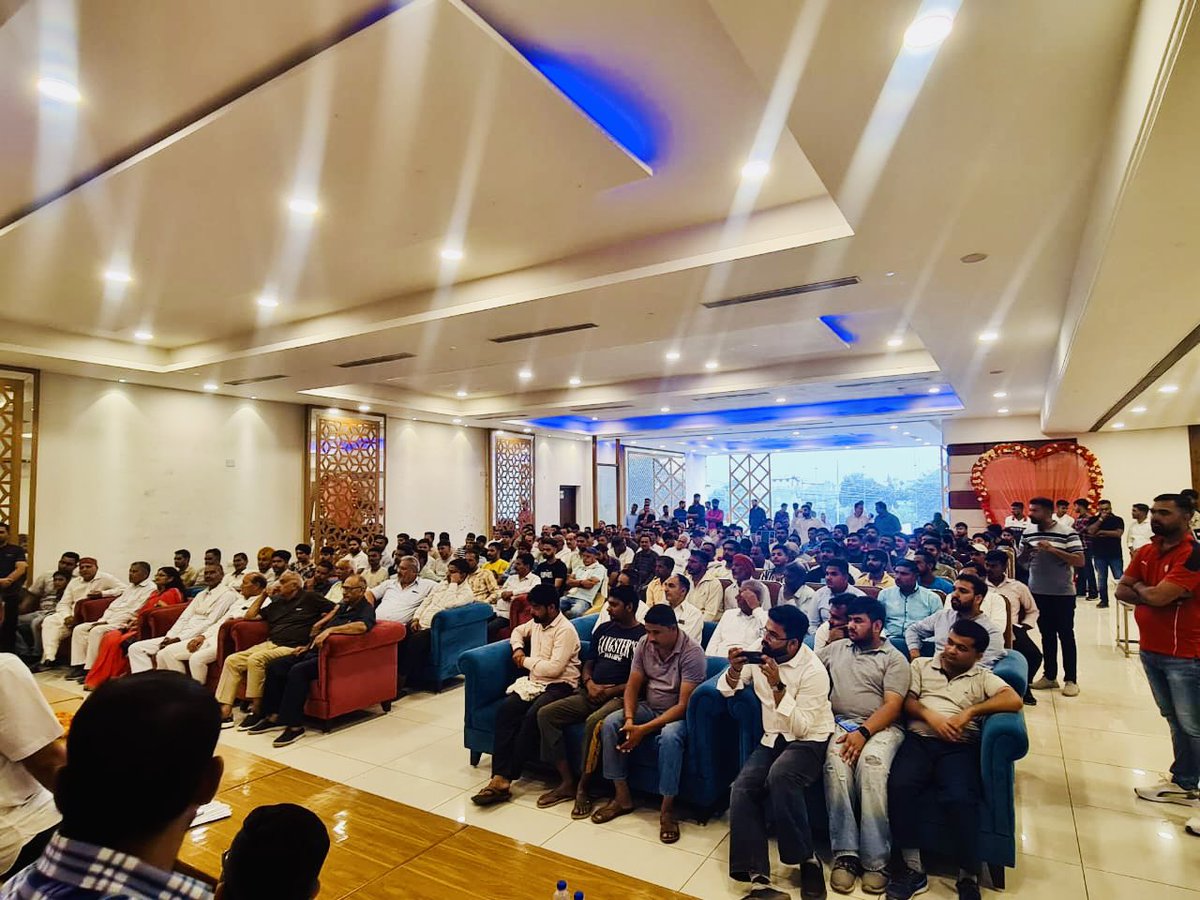 ankurmehta_adv's tweet photo. शहज़ादपुर, हल्का #नारायणगढ़ में जिला अंबाला युवा कांग्रेस की मीटिंग का आयोजन किया गया जिसमें बतौर मुख्य अतिथि हरियाण युवा कांग्रेस के प्रदेश अध्यक्ष भाई @DivyanshuB_raja जी, @IYC की राष्ट्रीय सचिव व प्रदेश प्रभारी @ArunaMahajan2 जी शामिल हुए।

 #youth #congress #haryana #Politics https://t.co/D0NrUvFjBI
