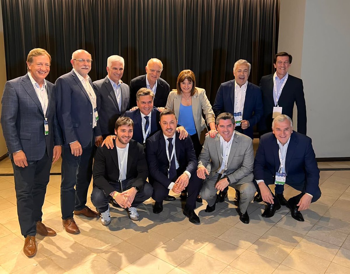 Desde Santiago del Estero, junto a gobernadores electos de JxC, acompañando a 
<a href="/PatoBullrich/">Patricia Bullrich</a> en la previa del #DebatePresidencial. #PatoPresidente