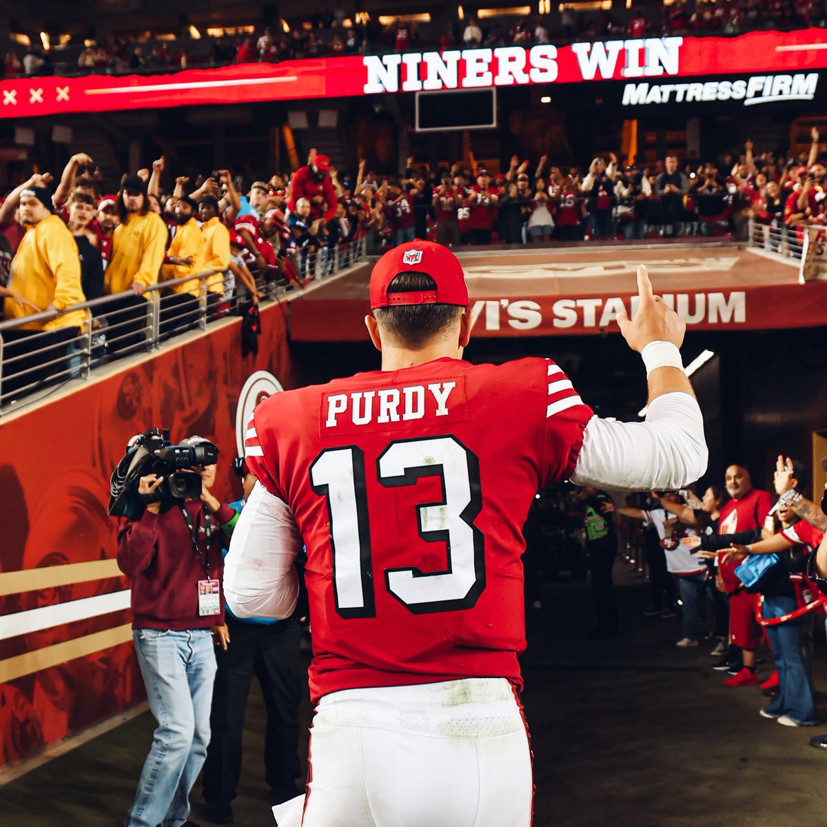 PFF's tweet photo. Brock Purdy in Week 4:

♦️ 1 incompletion 
♦️ 2 total TDs
♦️ W

(📸 @49ers) https://t.co/XKQvW4YxqK