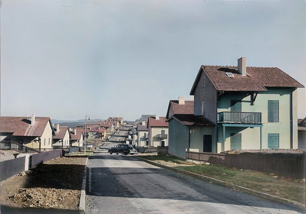 nadidefotograf's tweet photo. İnşa edildiği 1950'li yıllarda halk arasında "itin öldüğü yer" şeklindeki eleştirilerin odağına yerleşen (İstanbul) Levent evleri
https://t.co/gUGz78tdX3