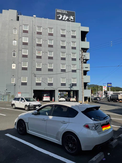 今朝の朝食です(フブキチャン3泊4日、福知山の方に宿泊してました!キャリーケースではなくコンテナボックスに着替えやら万が一何かあった時の為に車用のあれこれを積んでます。さて、出発しますか(`・ω・') 