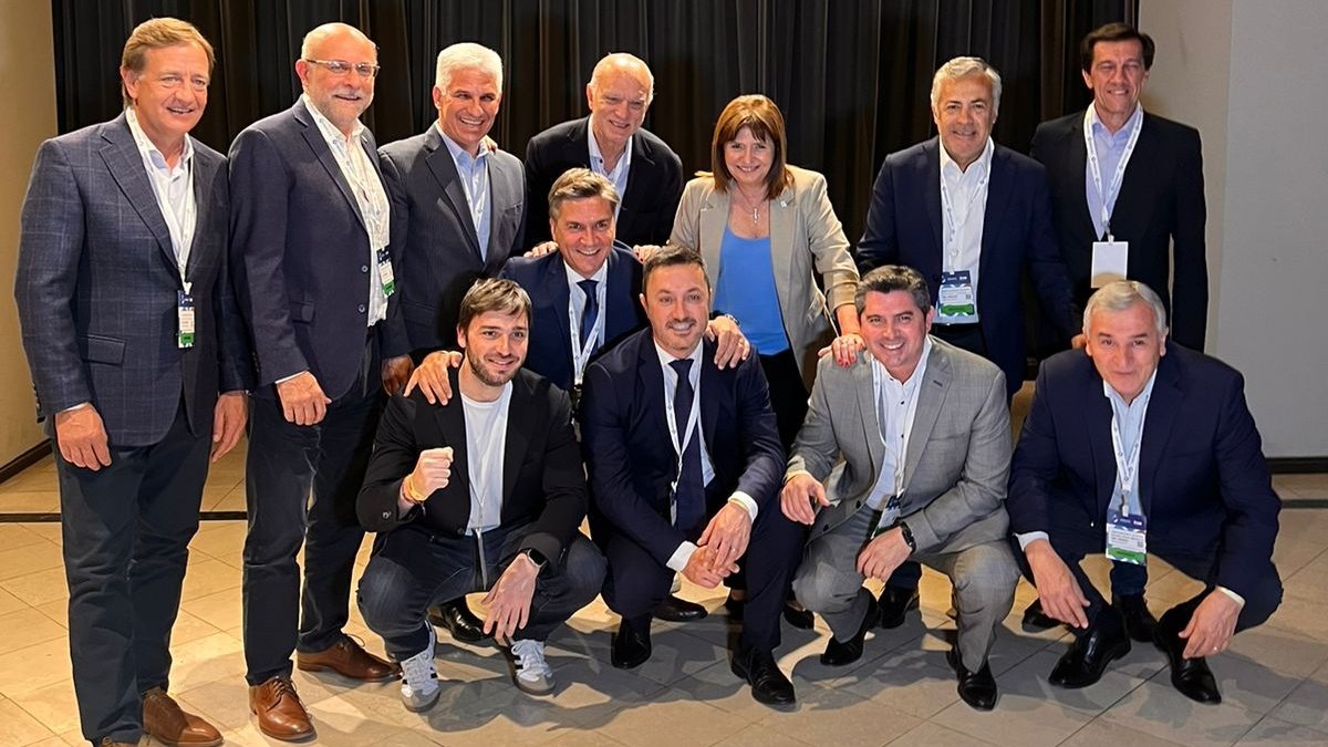 BuddhaTrials's tweet photo. Los espacios de deliberación y diálogo son siempre muy enriquecedores. Hoy junto a otros gobernadores y referentes de @juntoscambioar estamos acompañando a @PatoBullrich. Su propuesta es, sin dudas, la más sólida y prospera para la Argentina que viene.

#DebatePresidencial2023 https://t.co/hiwNZU56HE