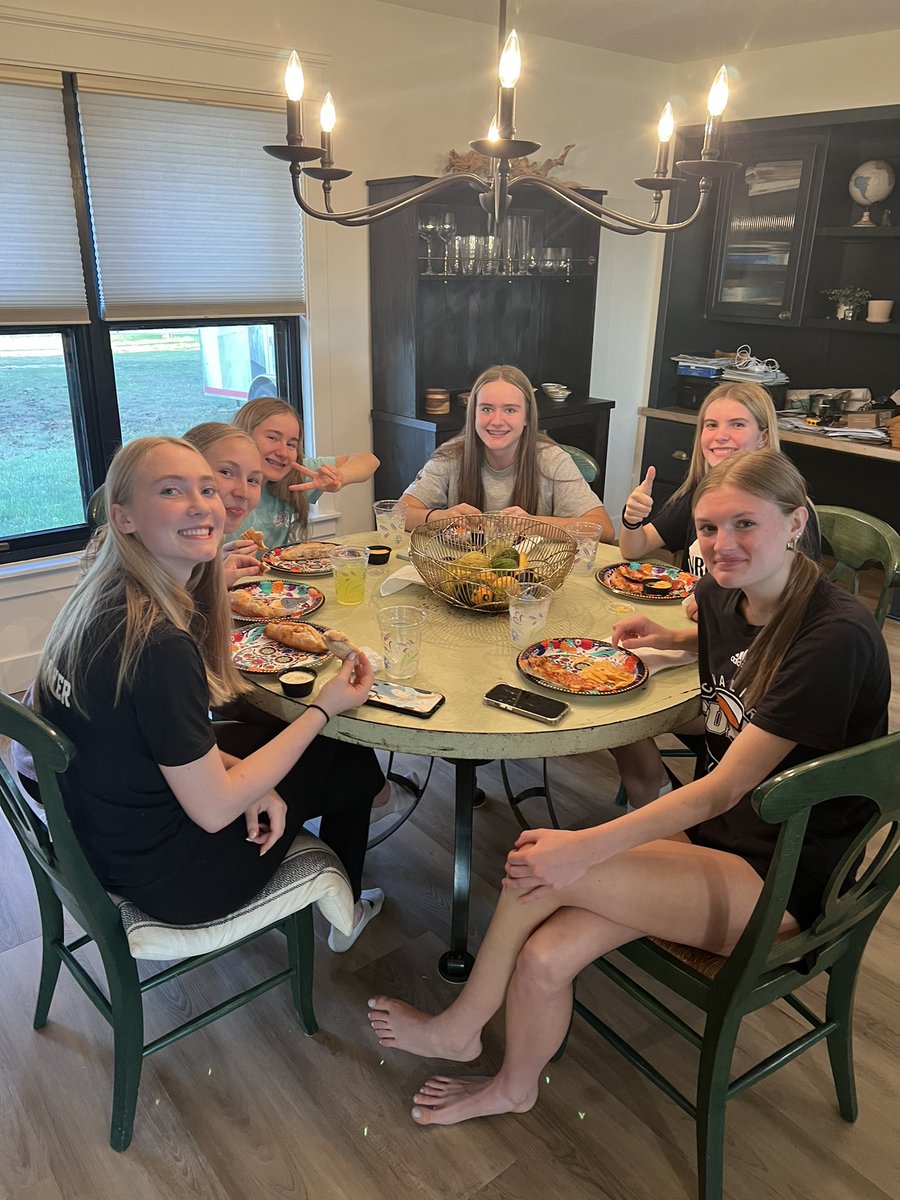 culvercavsvball's tweet photo. @IHSAAtv @ihsvca @ihsaavb @IHSAA1 
#culvercavaliervolleyball #sectionaldraw @ValTsports @SportsWKVI 
Thank you to the Greens for hosting Sectional Draw! https://t.co/j1k6tPrVXc