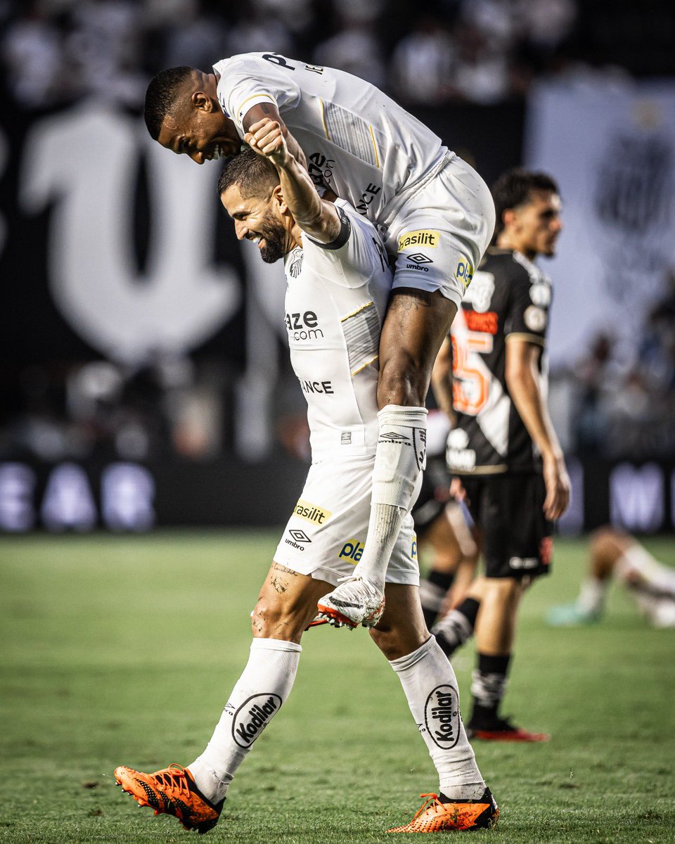 “ No es verdad que la gente deja de perseguir sus sueños porque envejece, envejecen porque dejan de perseguir sus sueños. “ Gabriel García Márquez 📝

Vamos Peixao +3 ⚪️⚫️ 
Gol + Asistencia + Victoria 🫡
GRATITUD 🙏🏼