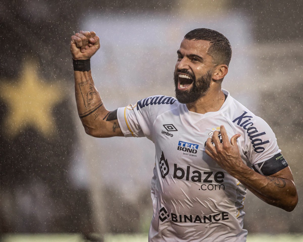 TomasRincon5's tweet photo. “ No es verdad que la gente deja de perseguir sus sueños porque envejece, envejecen porque dejan de perseguir sus sueños. “ Gabriel García Márquez 📝

Vamos Peixao +3 ⚪️⚫️ 
Gol + Asistencia + Victoria 🫡
GRATITUD 🙏🏼 https://t.co/9YRB9hWYYN